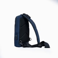 شنطة كتف مصنوعة من القماش بتصميم طولي