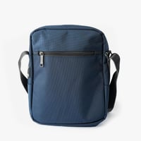 شنطة كتف مصنوعة من القماش بتصميم طولي