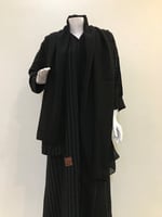 عباية مقلمة بخطوط بيضاء