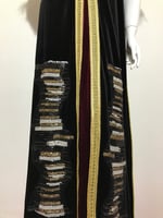 جلابية قطيفة بتصميم فريد