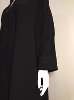 عباية نقش هندسي ناعم