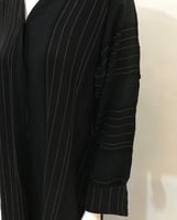 عباية مقلمة بخطوط بيضاء