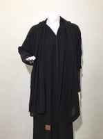 عباية كم دانتيل وخطوط كحلية