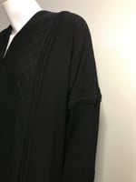 عباية بنقش وكسرات أمامية وجانبية