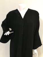 عباية بتطريز وفتحة كم