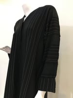 عباية مقلمة بخطوط بيضاء