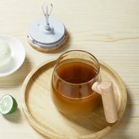 كوب زجاجي مع خلاط كهربائي