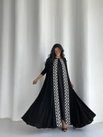 عباية كريب اسود فاحم مع كلفة تطريز فرنسي (كمية محد...