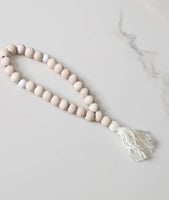 سُبَح للأطفال مصنوعة من خرز خشب ملوّن