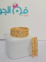 أسورة مطلية بالذهب بتصميم أنيق