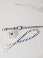 ساعة جلد باللون الرمادي مع سبحه وخاتم