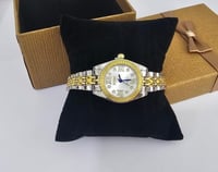 ساعة فخمة بتصميم يجمع بين الأناقة والفخامة