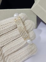 ساعة لؤلؤ مع أسورتها الفاخرة