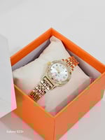 ساعة بنات متوفره بلونين ذهبي وفضي