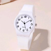 ساعه جلد بلون أبيض