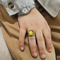 ساعة أولاد أنيقة مع خاتم حجر لامع بلون اصفر ذهبي