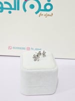 حلق أطفال بتصميم زهرة لون فضي مرصع بفصوص لامعة