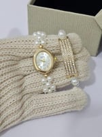 ساعة لؤلؤ مع أسورتها الفاخرة