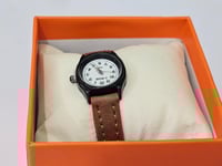 ساعة أنيقة بتصميم كلاسيكي