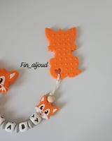 عضاضة أطفال مع تعليقة لهايه بشكل ثعلب لطيف