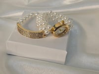 ساعة لؤلؤ مع أسورتها الفاخرة