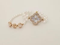 ⌚ ساعة لؤلؤية فاخرة – تصميم يدوي مستوحى من فان كلي...