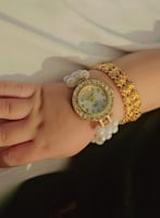 طقم الساعة والأسورتين – لمسة فخامة وأناقة!