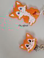 عضاضة أطفال مع تعليقة لهايه بشكل ثعلب لطيف