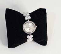 ساعة لؤلؤ فضيه