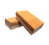 صندوق إهداء فاخر بتصميم أنيق وملمس جلدي مخملي