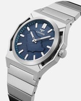 ساعة طويق الرجالية مزينة بشعار المملكة بلون فضي وأ...