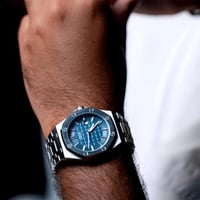 ساعة رجالية باللون الفضي والأزرق AP15