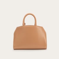 شنطة بلون وردي بحجم متوسط لكل يوم