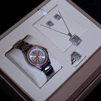 طقم ساعة ومجوهرات في بوكس فخم