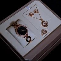 طقم ساعة ومجوهرات في بوكس فخم