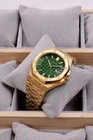 ساعة رجالية بلون ذهبي ميناء اخضر