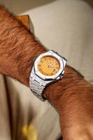 ساعة رجالي بلون فضي ميناء اصفر