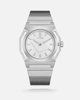 ساعة طويق الرجالية مزينة بشعار المملكة بلون فضي