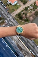 ساعة رجالية باللون الذهبي والأخضر