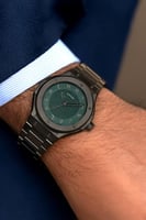 ساعة رجالية بلون اسود ميناء زيتي مميزة بارقام عربي...