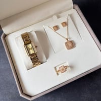 طقم ساعة ومجوهرات في بوكس فخم