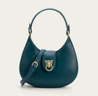 شنطة نسائية بمقاس متوسط بلون اخضر