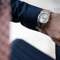 ساعة رجالية ستيل تاريخ ويوم عربي بلون فضي