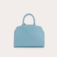 شنطة بلون سماوي بحجم متوسط لكل يوم