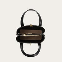 شنطة مميزة حجم متوسط بلون كحلي