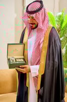 طقم رجالي منسق مع كبك و قلم