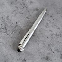 قلم رجالي بلون فضي