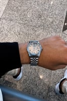 ساعة رجالية رسمية باللون الرصاصي بأرقام لاتينية