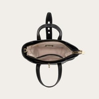 شنطة نسائية كلاسيك بلون بني