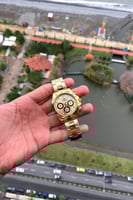 ساعة رجالية باللون الذهبي